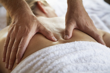 Massage in der Praxis für physikalische Therapie im Haus